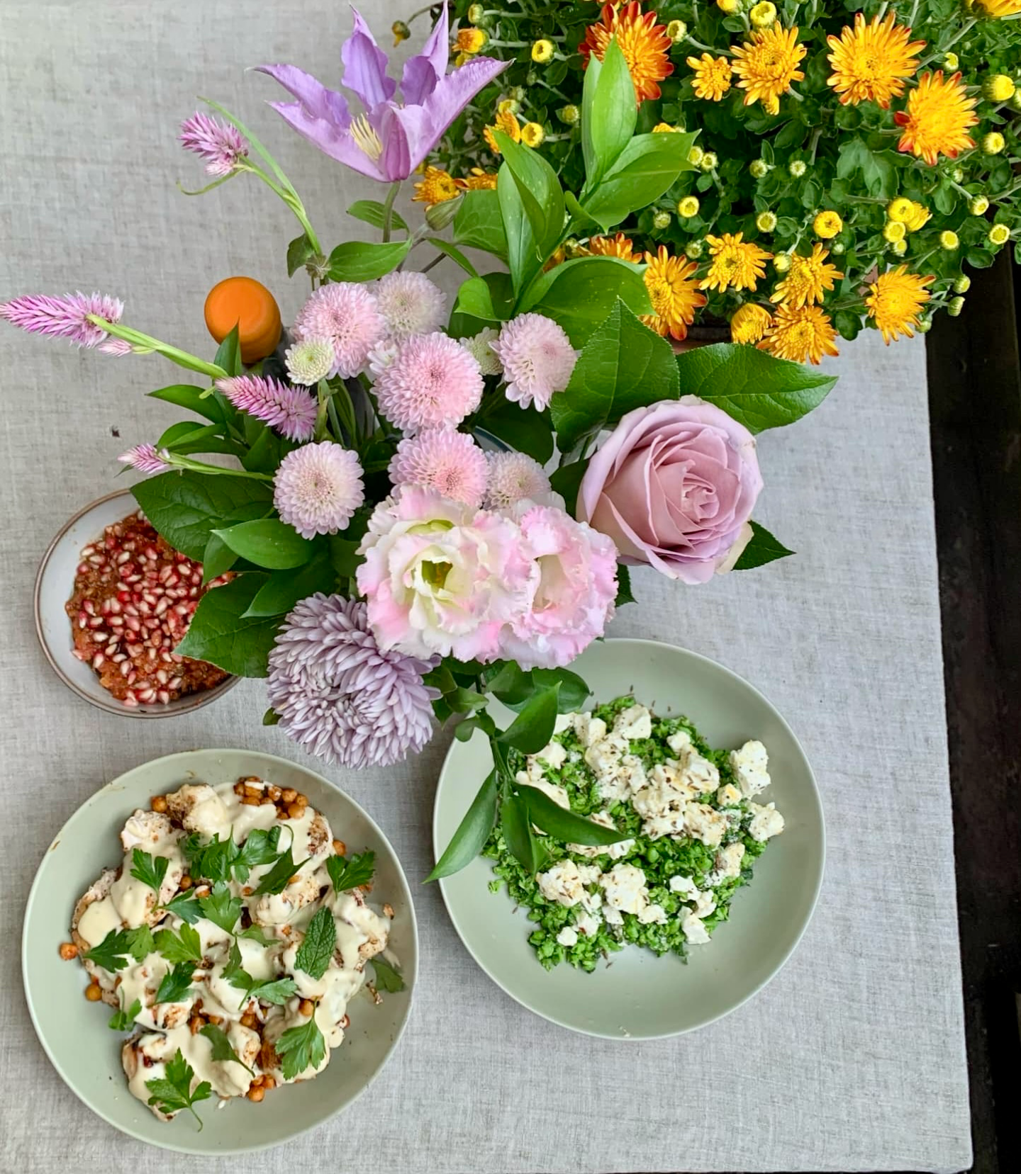 Fleurs colorées et repas sur une table
